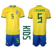 Camiseta Brasil Casemiro #5 Primera Equipación Replica Mundial 2022 para niños mangas cortas (+ Pantalones cortos)